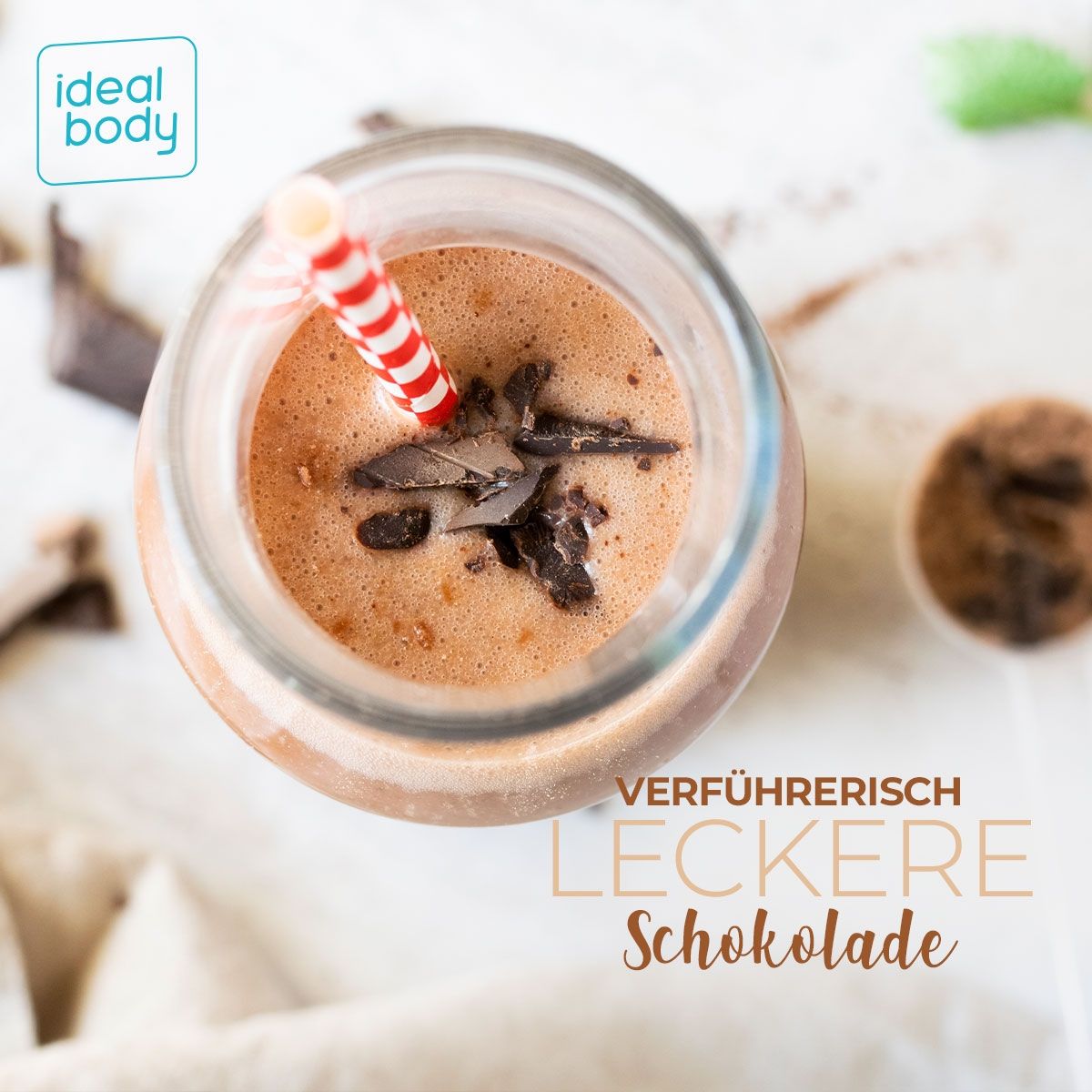 Draufsicht auf Glas mit Schokoladen-Proteinshake, Strohhalm und Schokoladenstückchen. Text: "VERFÜHRERISCH LECKERE Schokolade".