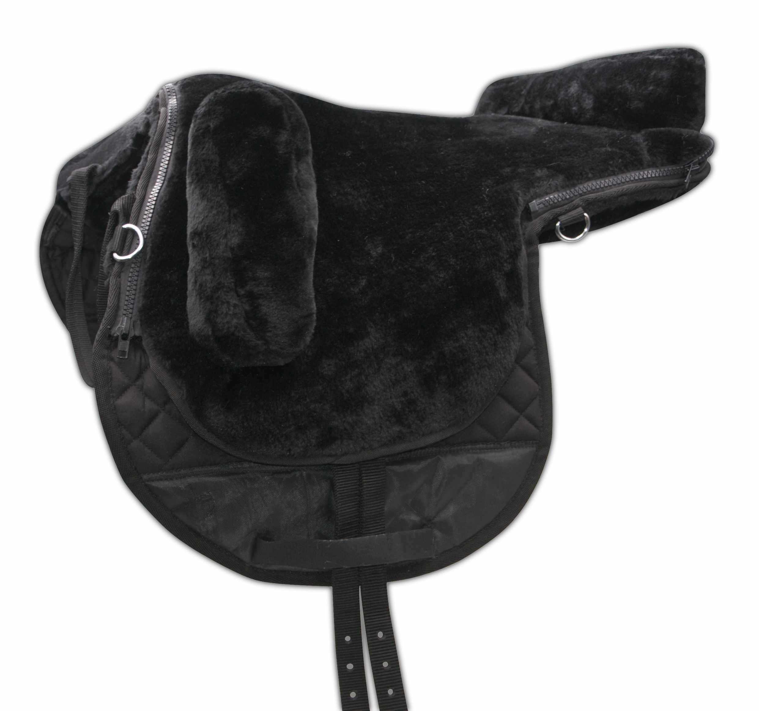 Schwarzer Reitsattel mit Fell. Mit Reißverschluss und Riemen.
