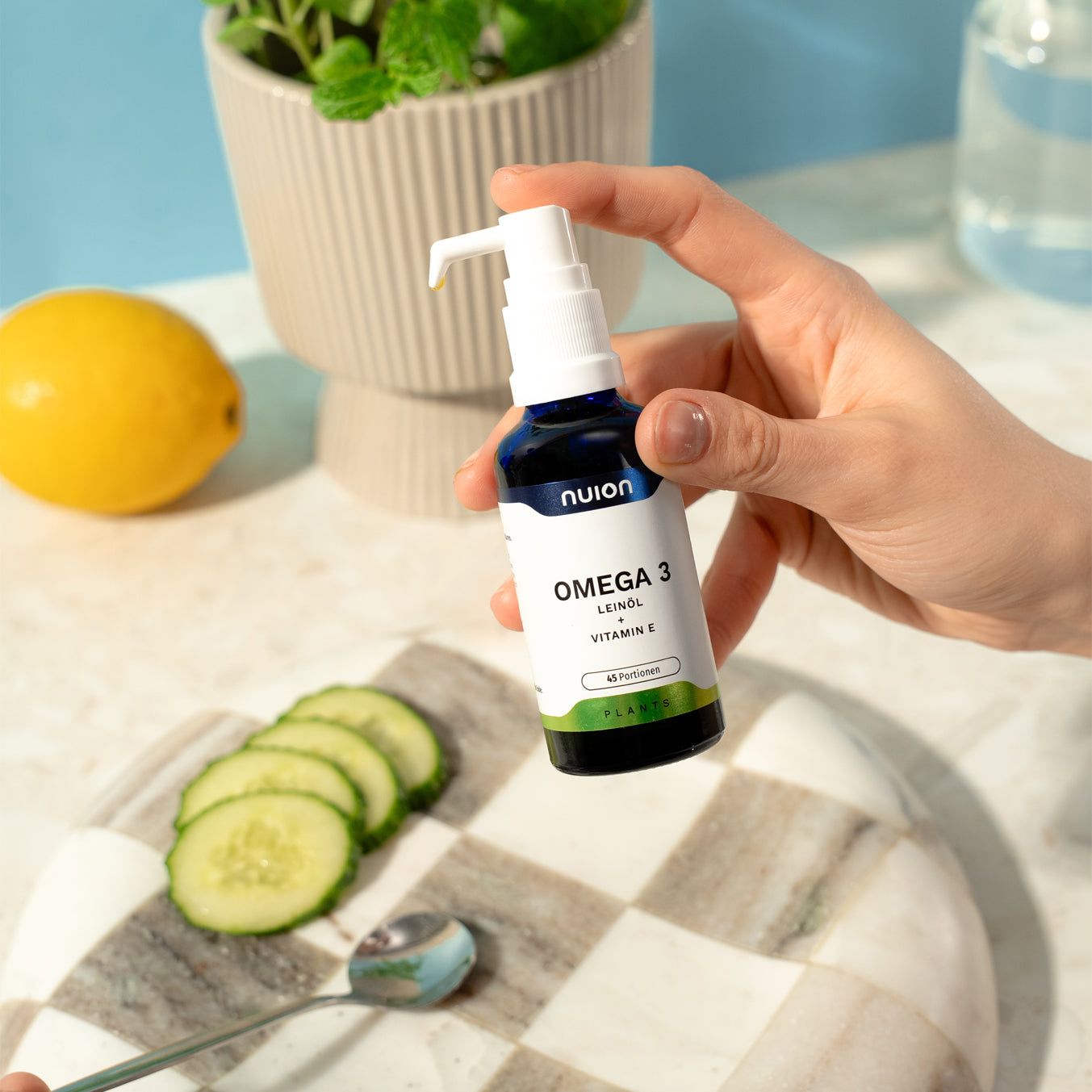 Flasche mit Omega 3 Leinöl und Vitamin E.
