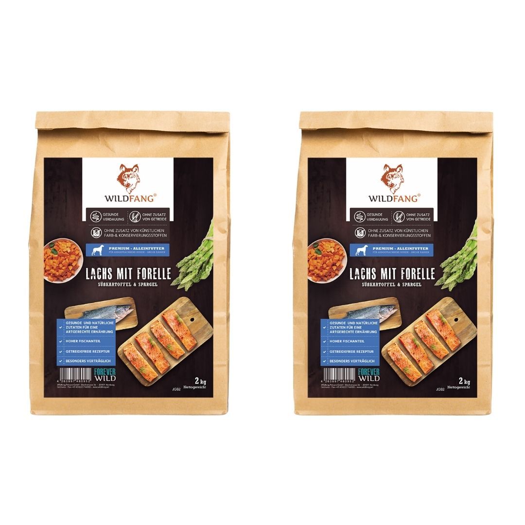 Zwei Beutel Wildfang-Trockenfutter. Aufschrift: Lachs mit Forelle, ohne Getreide. 2 kg. Braune Papiertüten mit Logo.