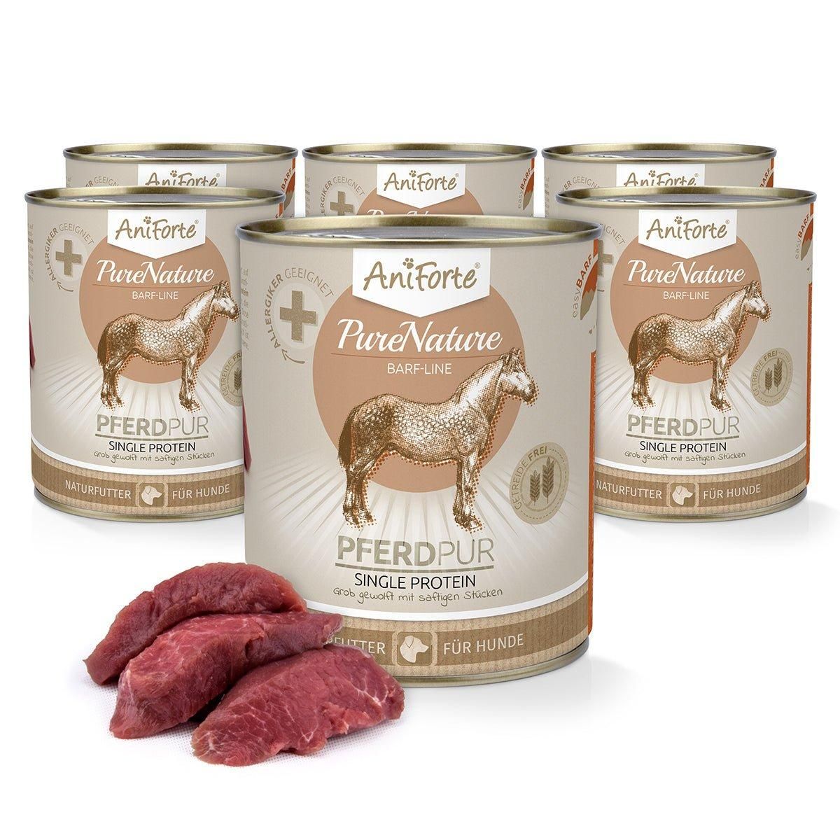 Mehrere Dosen Tiernahrung "Aniforte Pferd Pur" mit rohem Fleisch daneben.