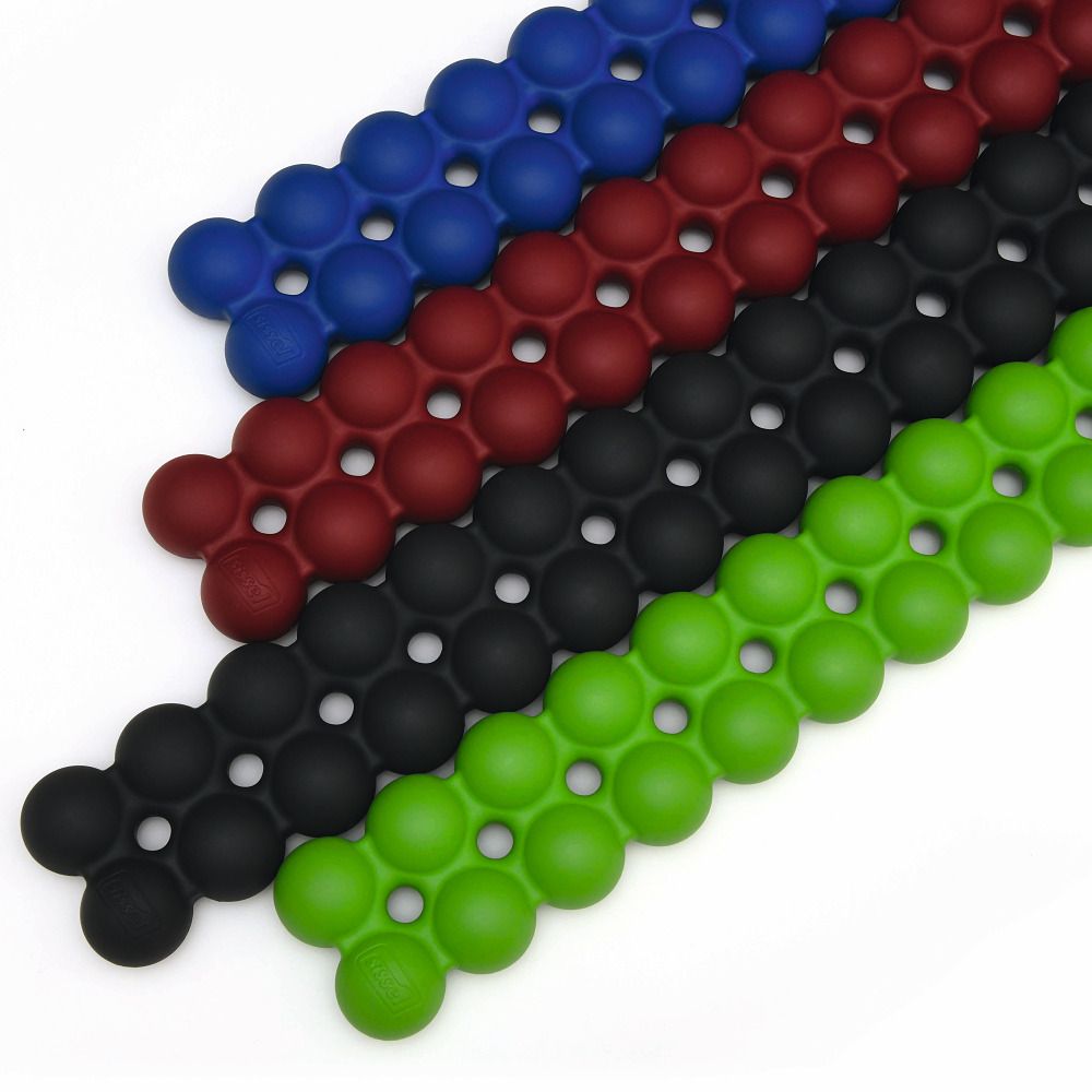 Mehrfarbige Spinefitter-Rückentrainer in Blau, Rot, Schwarz und Grün. Sie bestehen aus runden Elementen, die in Reihen angeordnet sind.