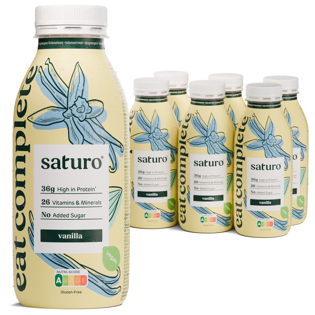 Sechs Flaschen Saturo Eat Complete Vanille. Aufschrift: 36g High in Protein, 26 Vitamins & Minerals, No Added Sugar. Vegan.