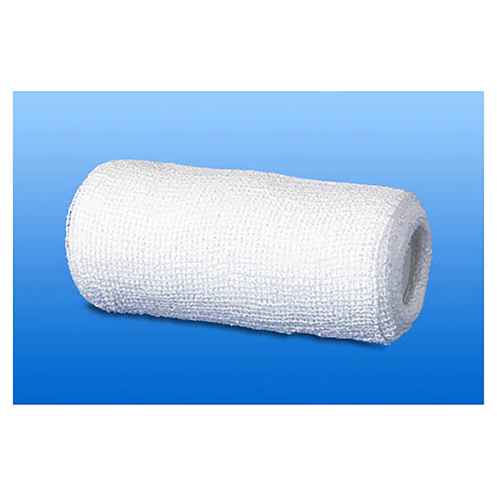 Gerollte Zinkleimbinde. Die Bandage ist weiß und hat eine grobe Textur. Das Ende der Rolle ist sichtbar.