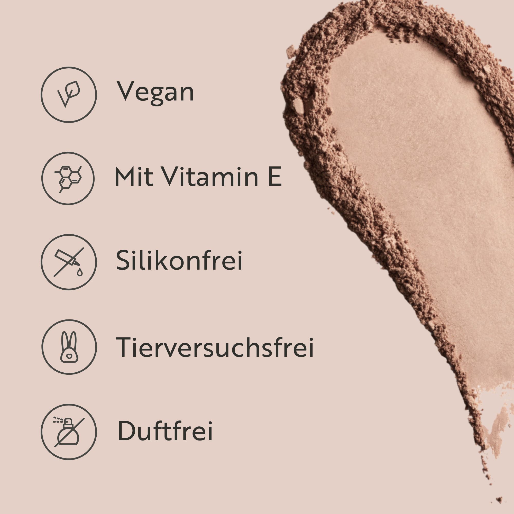 Heller Hintergrund. Brauner Puderstrich. Symbole: Vegan, mit Vitamin E, silikonfrei, tierversuchsfrei, duftfrei.