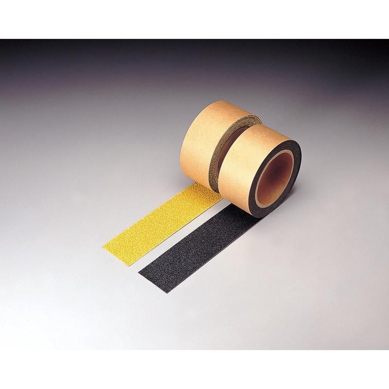 Rollen Anti-Rutschbelag. Zwei Rollen, braun. Gelber und schwarzer Streifen. Oberfläche mit körniger Textur. Auf grauem Hintergrund.