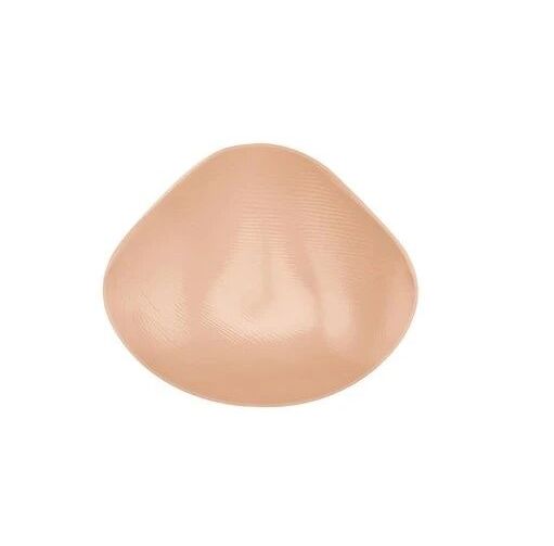 Brustprothese, flache Form. Hautfarbenes Silikon, tropfenförmig. Für post-operative Versorgung.