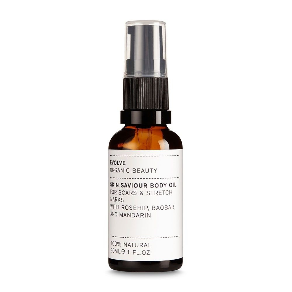 Braune Glasflasche mit schwarzem Pumpverschluss. Etikett mit Text: Skin Saviour Body Oil, für Narben & Dehnungsstreifen. 100% natürlich.