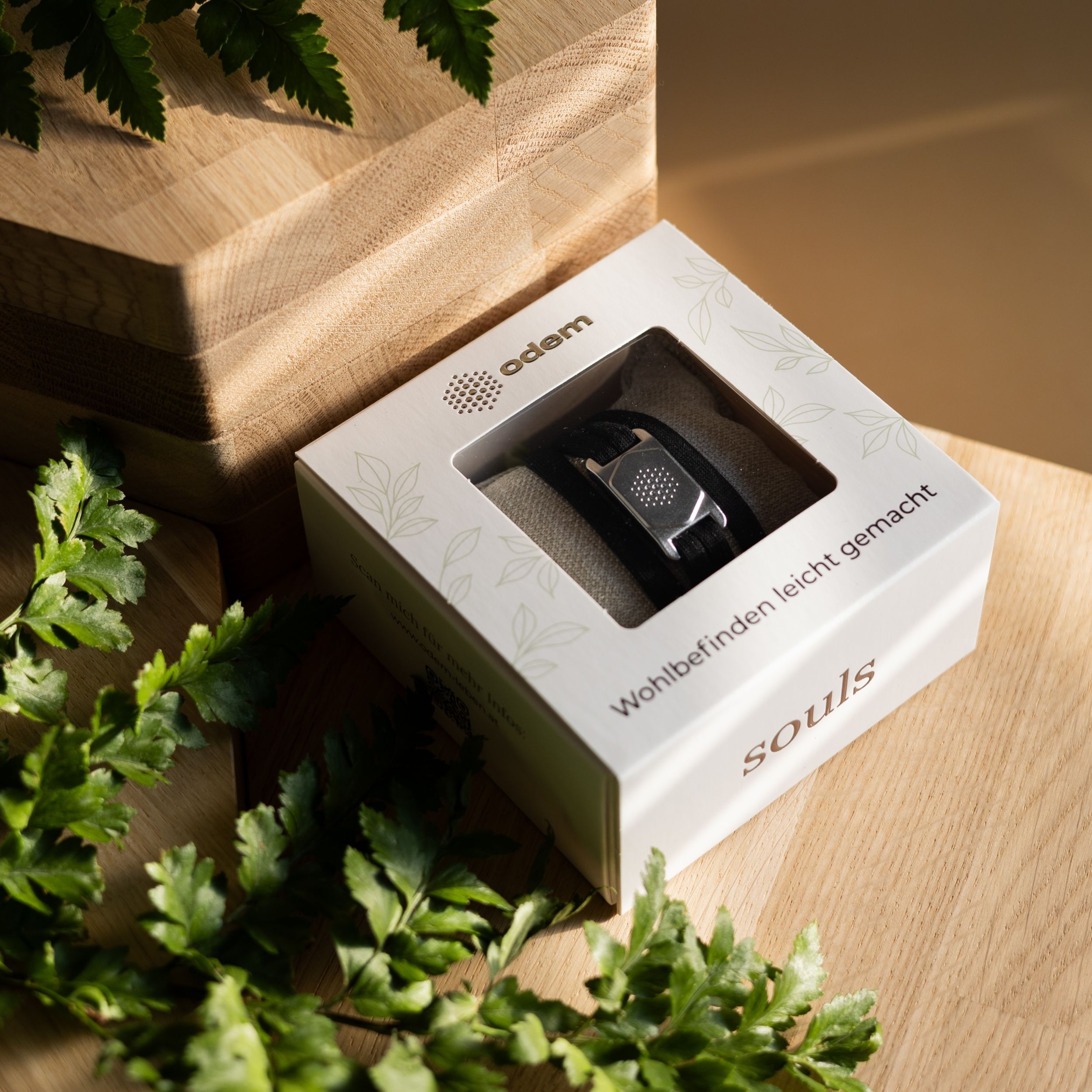 Produktverpackung mit Armband. Die Verpackung ist weiß mit dem Logo und dem Schriftzug 'souls'. Das Armband ist in der Verpackung sichtbar.