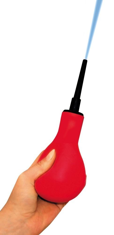 Rote Intimdusche in Hand gehalten, mit schwarzem Aufsatz. Wasserstrahl tritt aus der Spitze aus.