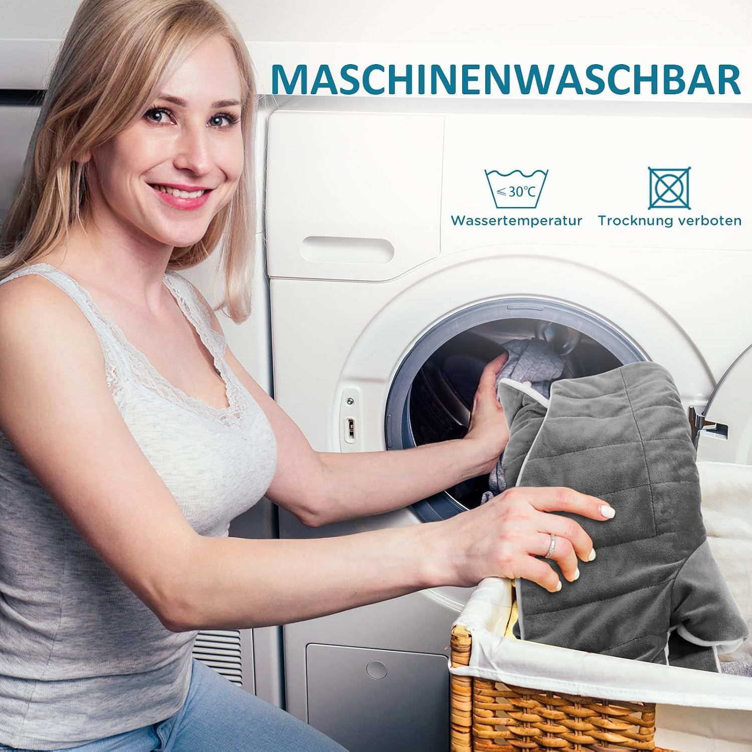 Frau legt grauen Heizgurt in eine Waschmaschine, waschbar bei 30°C, nicht trocknergeeignet.