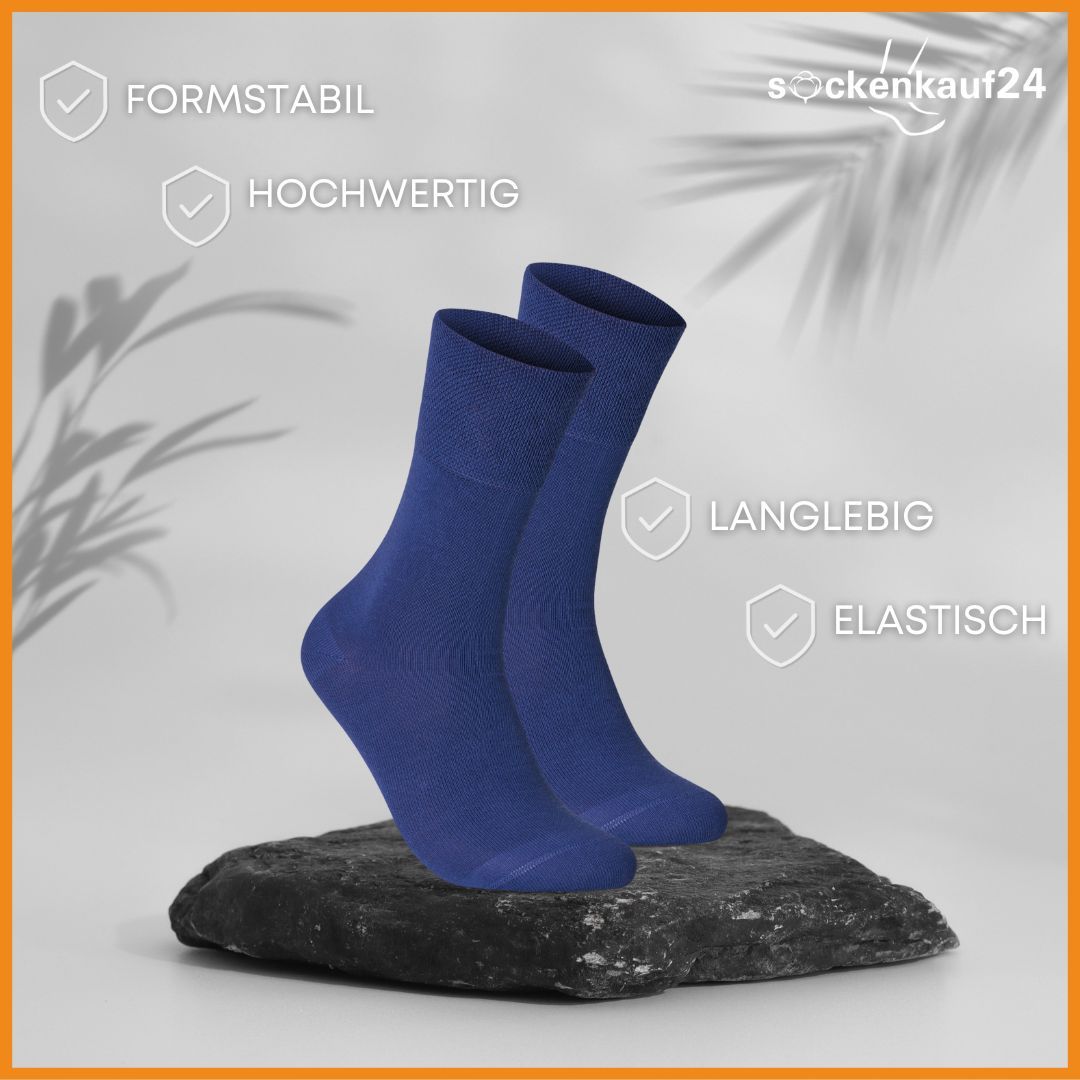 Zwei blaue Socken auf einem Stein. Text: Formstabil, Hochwertig, Langlebig, Elastisch.