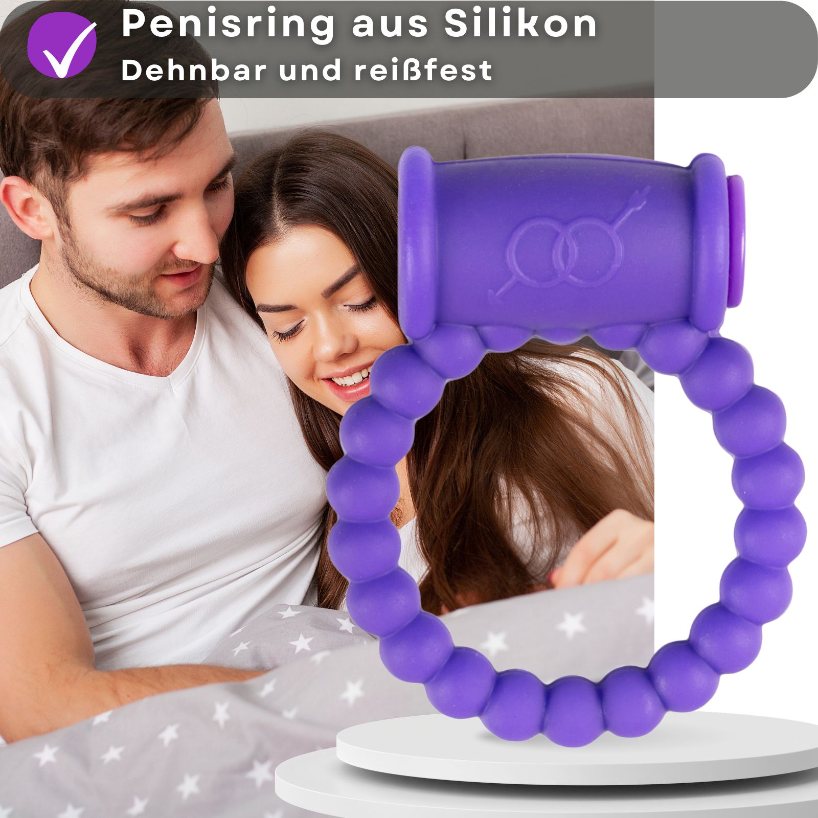 Paar im Bett, Penisring mit Text: Penisring aus Silikon, dehnbar.