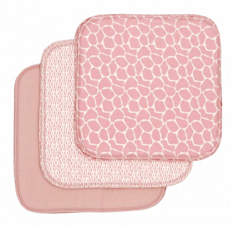 Drei rosa Waschlappen. Einer mit Giraffenmuster, einer mit gepunktetem Muster, einer einfarbig. Quadratische Form mit abgerundeten Ecken.