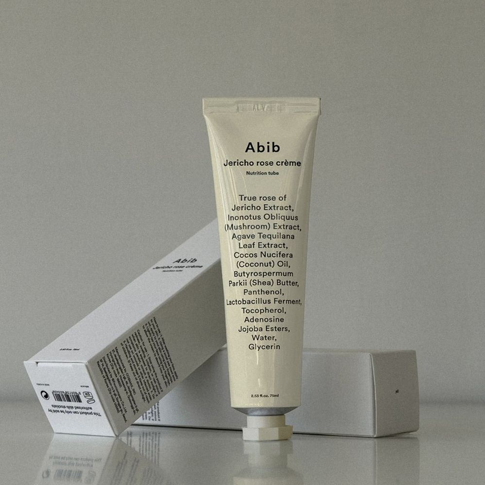 Creme-Tube mit Produktnamen und Inhaltsstoffen. Verpackung daneben. Beige Tube mit weißer Schrift. Marke: Abib.