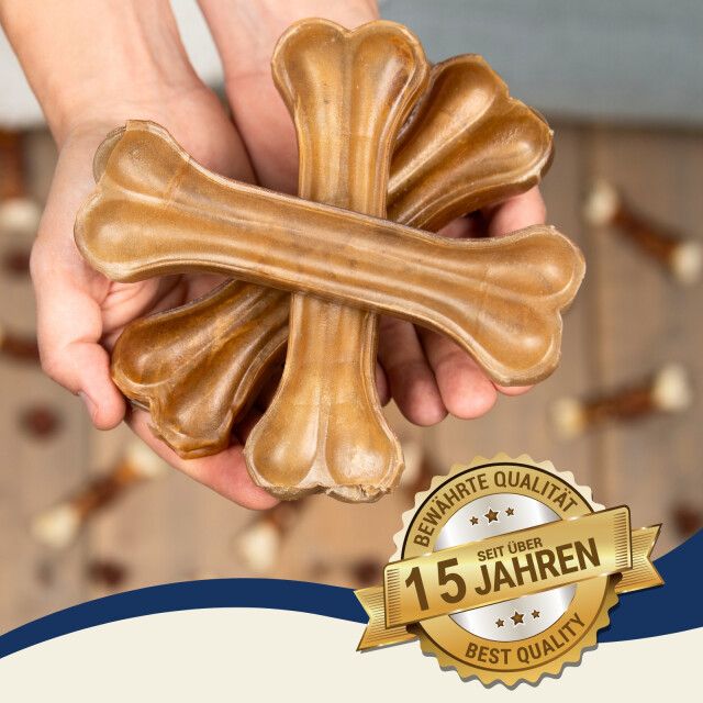 Hände halten mehrere Kauknochen. Aufkleber: Bewährte Qualität, seit über 15 Jahren, Best Quality.