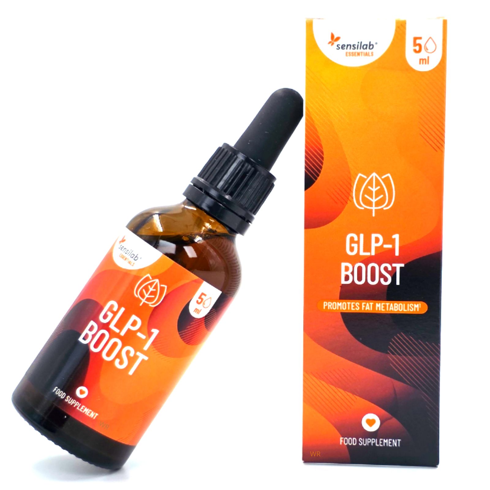 Braune Glasflasche mit schwarzer Pipette und orangefarbener Verpackung. Aufschrift: GLP-1 BOOST, Food Supplement. Sensilab Essentials Logo. 50 ml.