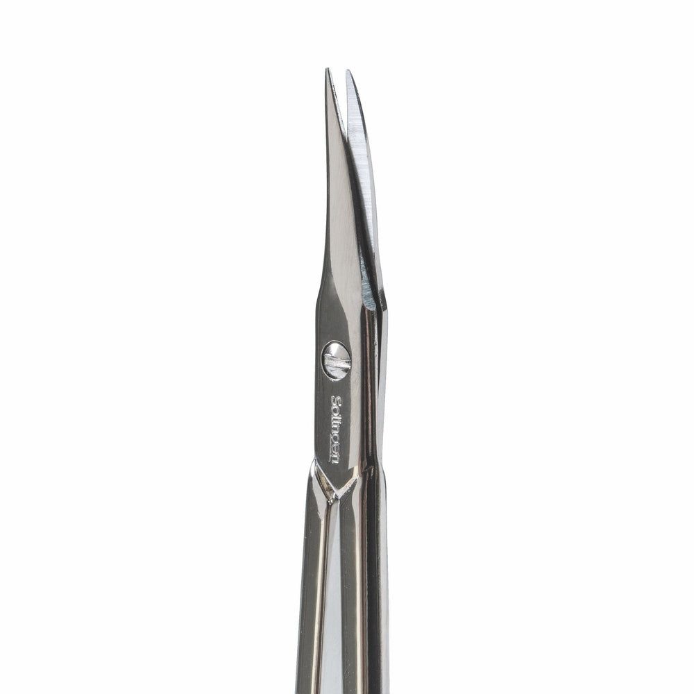 Nahaufnahme der Spitze einer Nagelhautschere aus Metall mit feinen, gebogenen Klingen.