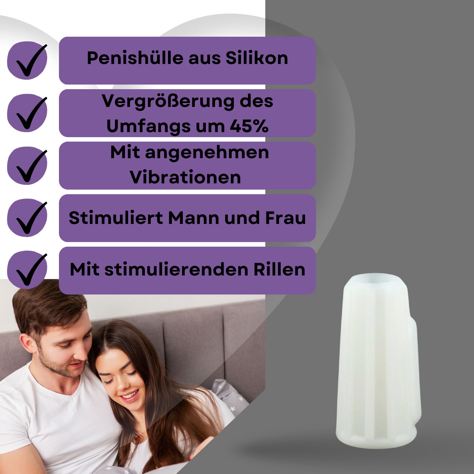 Weißes, gerilltes Produkt mit Aussparung. Paar im Hintergrund. Text: Penishülle mit Vibration, Stimulation für Mann und Frau.