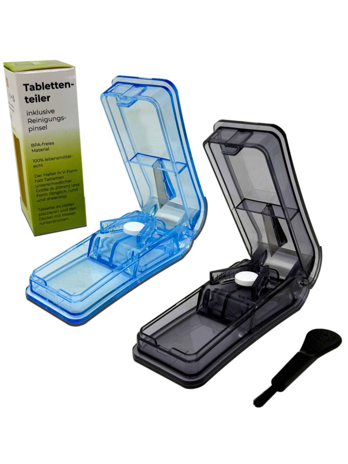 Zwei Tablettenschneider, blau und schwarz. Inklusive Reinigungsbürste. Verpackung mit Text.