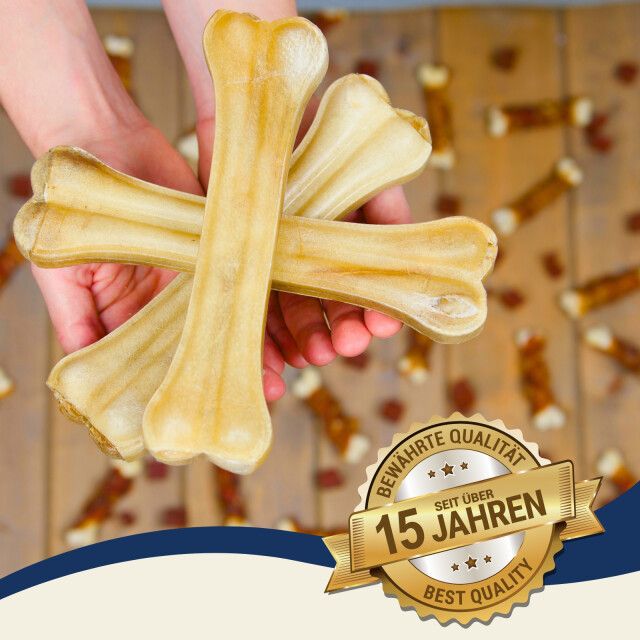 Hände halten Kauknochen. Goldene Aufschrift: Bewährte Qualität, seit 15 Jahren, Best Quality. Braune Knochen.