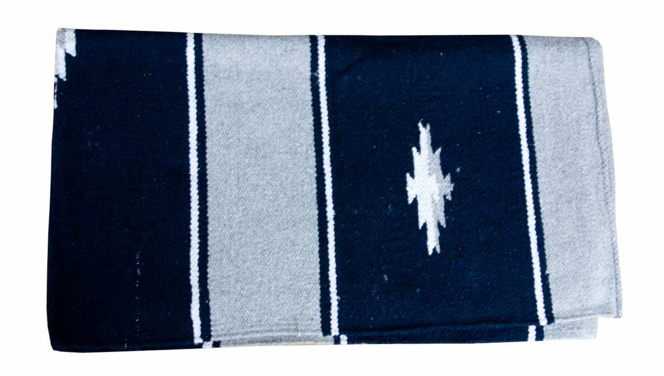 Dunkelblaue und graue Satteldecke mit Streifen und dekorativem Element. Rechteckig, gefaltet.