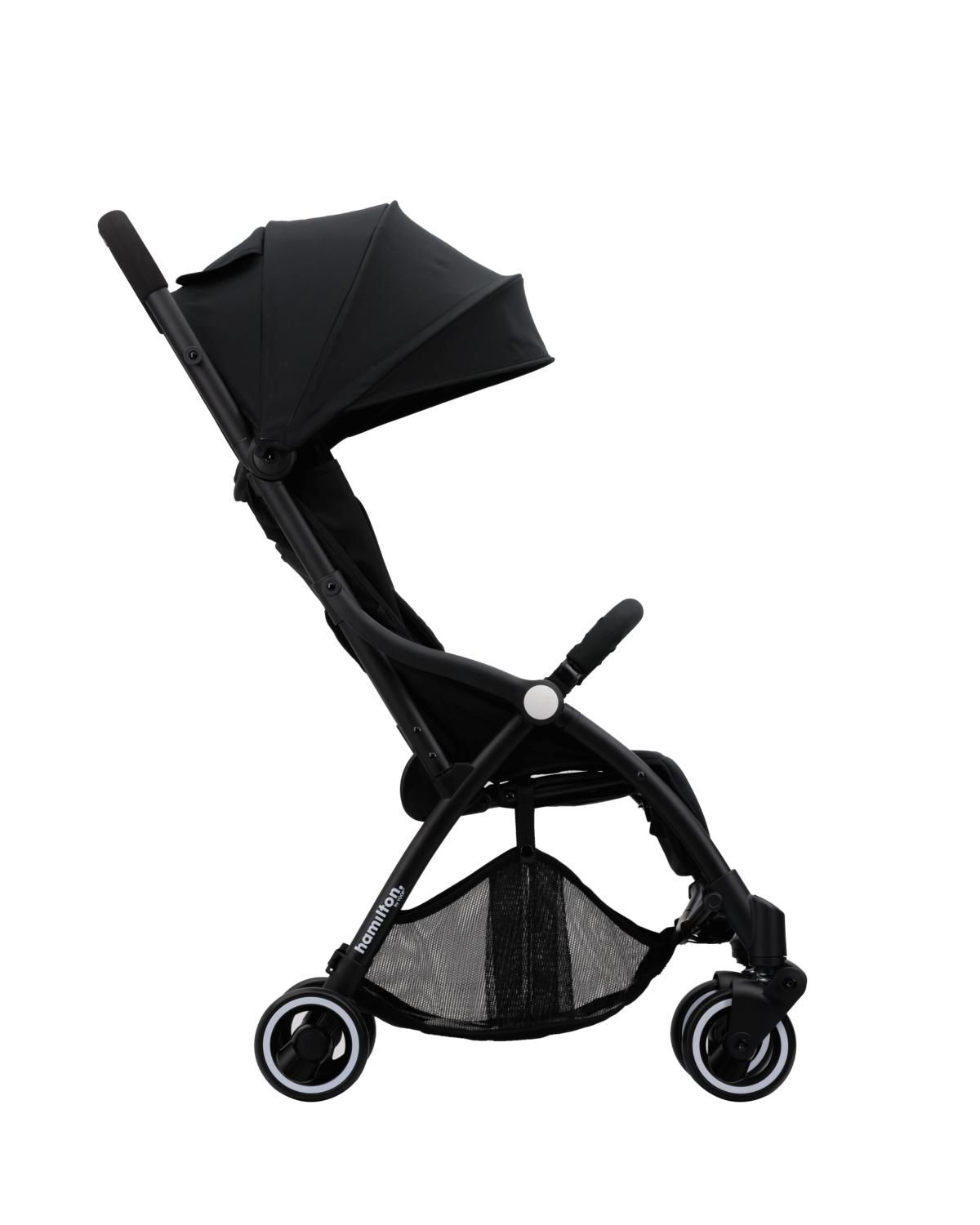 Schwarzer Kinderwagen im Profil. Sichtbar: Räder, Verdeck, Griff.