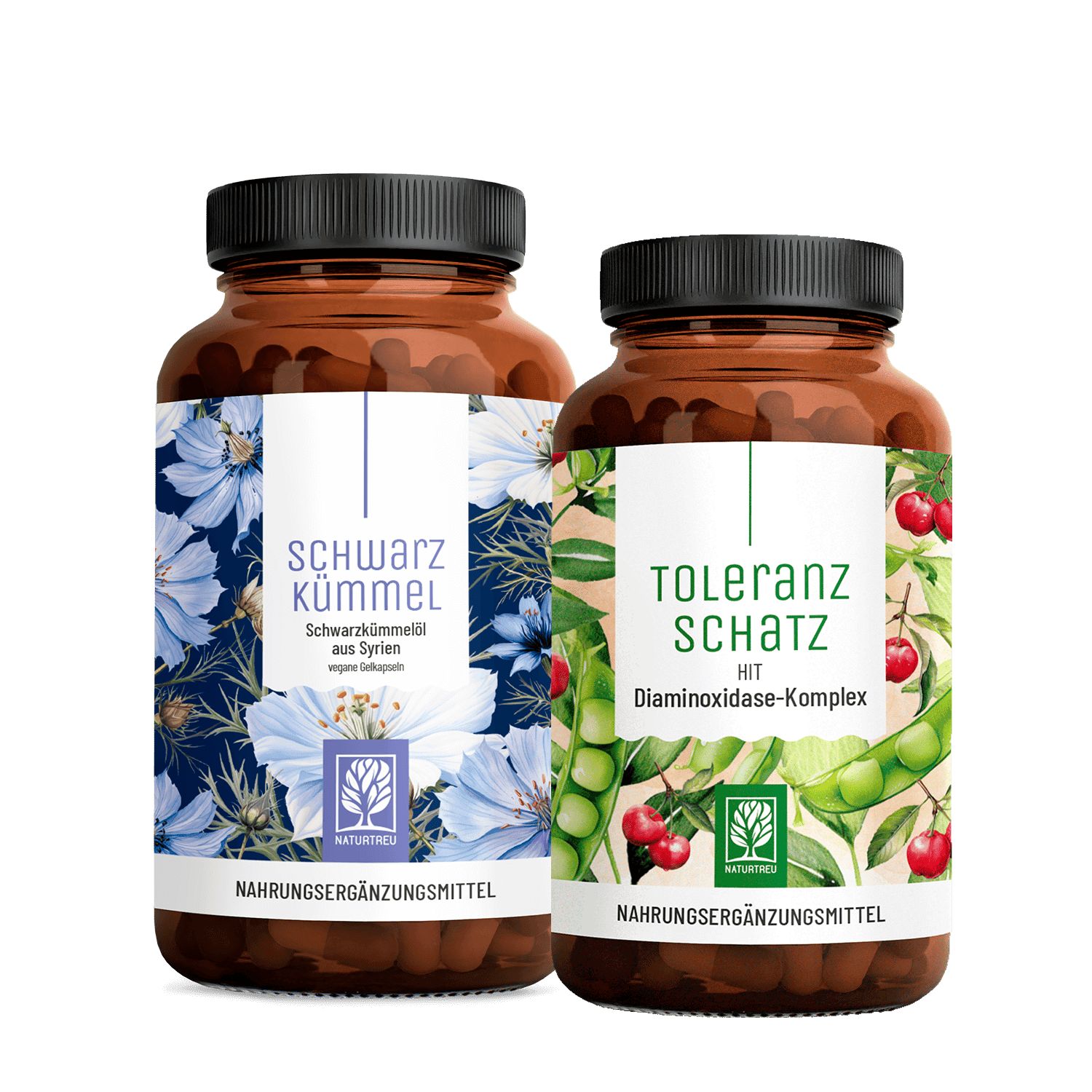 Zwei braune Flaschen mit weißen Etiketten. Auf der linken Flasche steht "SCHWARZKÜMMEL". Auf der rechten Flasche steht "TOLERANZ SCHATZ".
