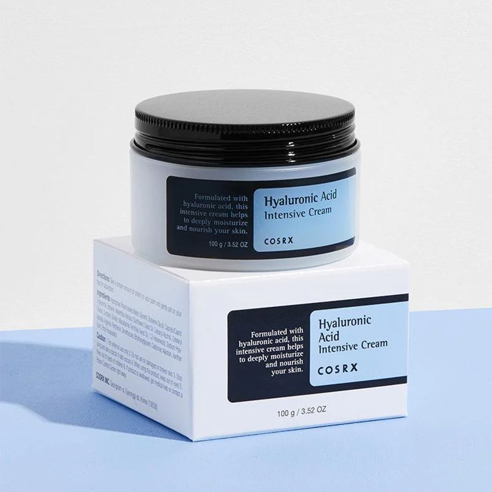COSRX Hyaluronic Acid Intensive Cream in einem weißen Tiegel mit schwarzem Deckel, auf einer weißen Box.