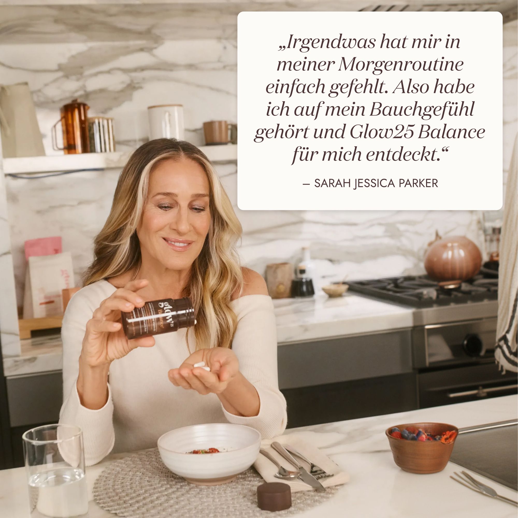 Sarah Jessica Parker hält eine Glow25 Balance Dose und eine Kapsel.
