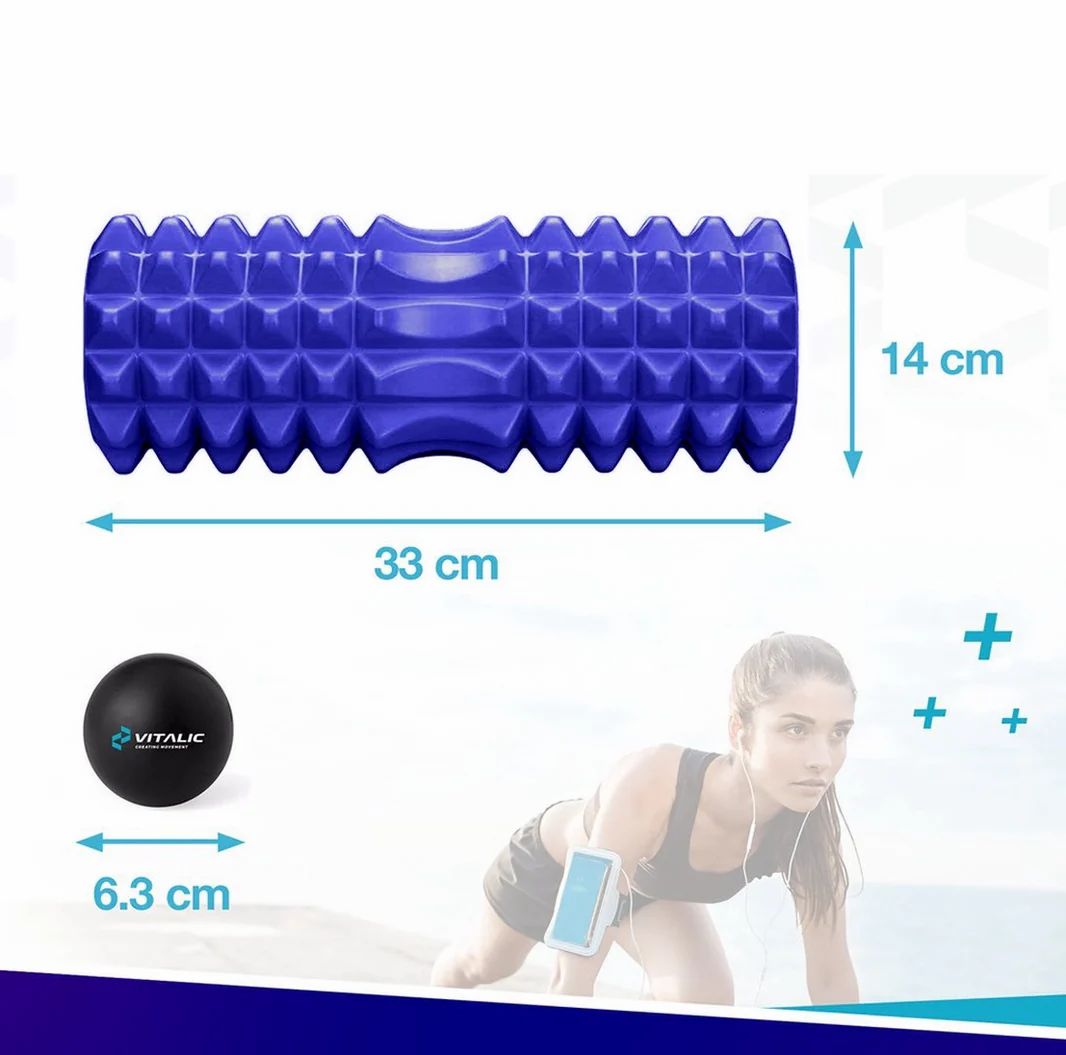 Blaue Faszienrolle (33x14 cm) und schwarzer Massageball (6,3 cm) mit Frau im Hintergrund.