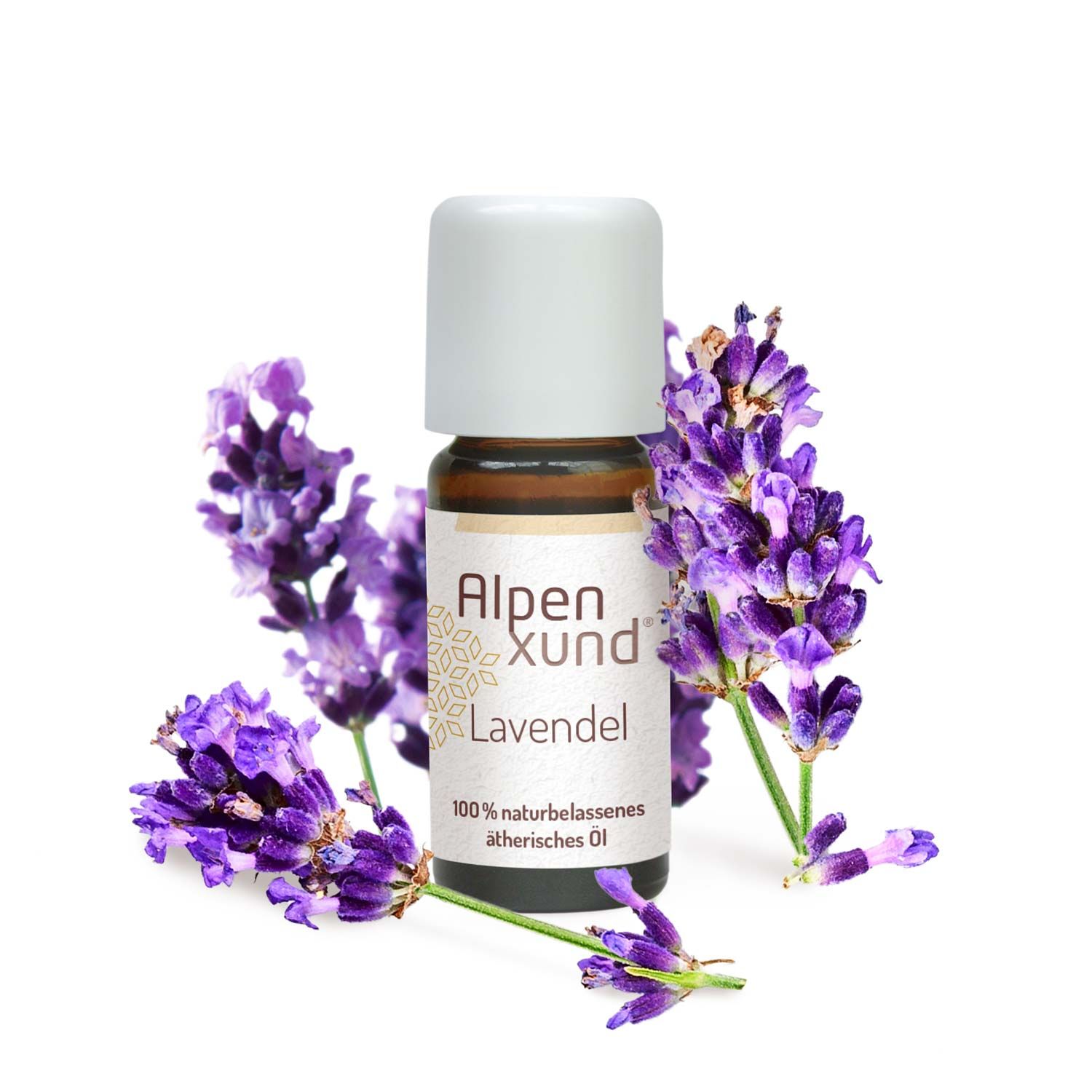 Braune Glasflasche mit weißem Deckel. Etikett mit AlpenXund und Lavendel. Umgeben von Lavendelblüten.