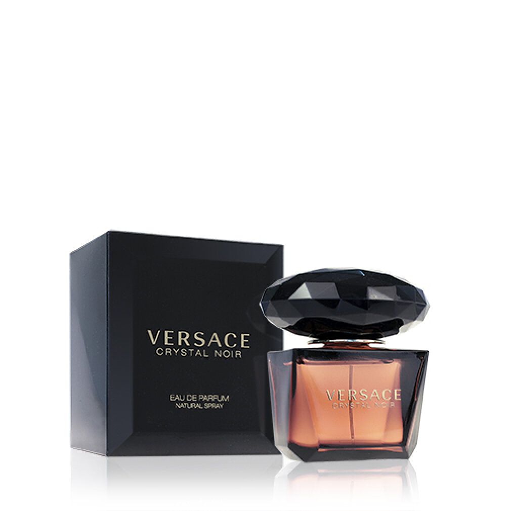 Versace Crystal Noir Eau de Parfum. Schwarzer Flakon mit facettiertem Deckel. Schwarze Verpackung mit goldenem Schriftzug.