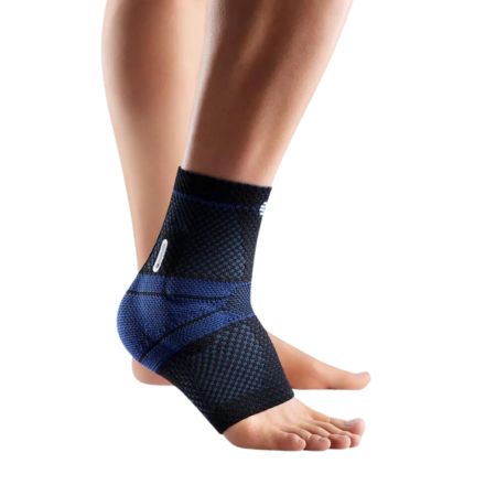 Knöchelbandage, schwarz-blaues Gestrick, anatomische Form. Blaue Akzente. Offenes Fersendesign.