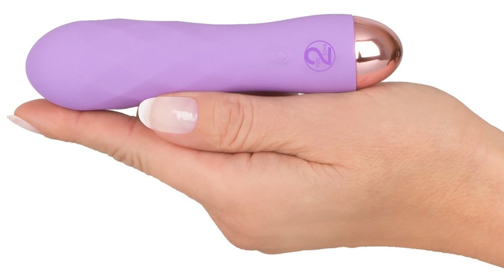Lila Mini-Vibrator mit flexibler Spitze in einer Hand, Größenvergleich.
