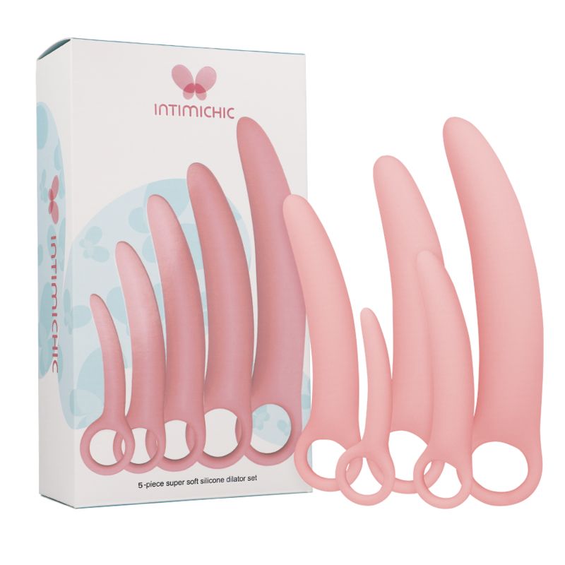 Set von fünf rosa Silikon-Dilatatoren neben ihrer Verpackung mit dem Markennamen Intimichic.