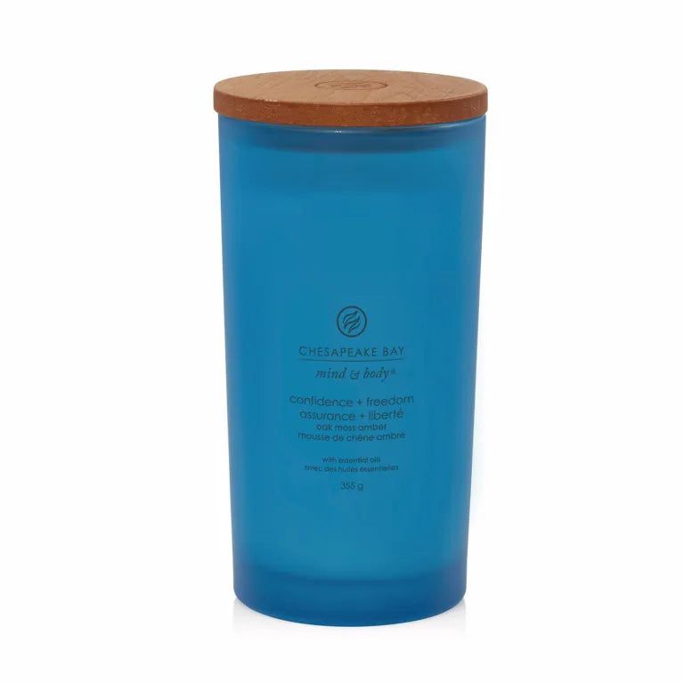 Blaue Kerze mit Holzdeckel. Text: Chesapeake Bay, mind & body, confidence + freedom. Zylinderförmig, 355g.
