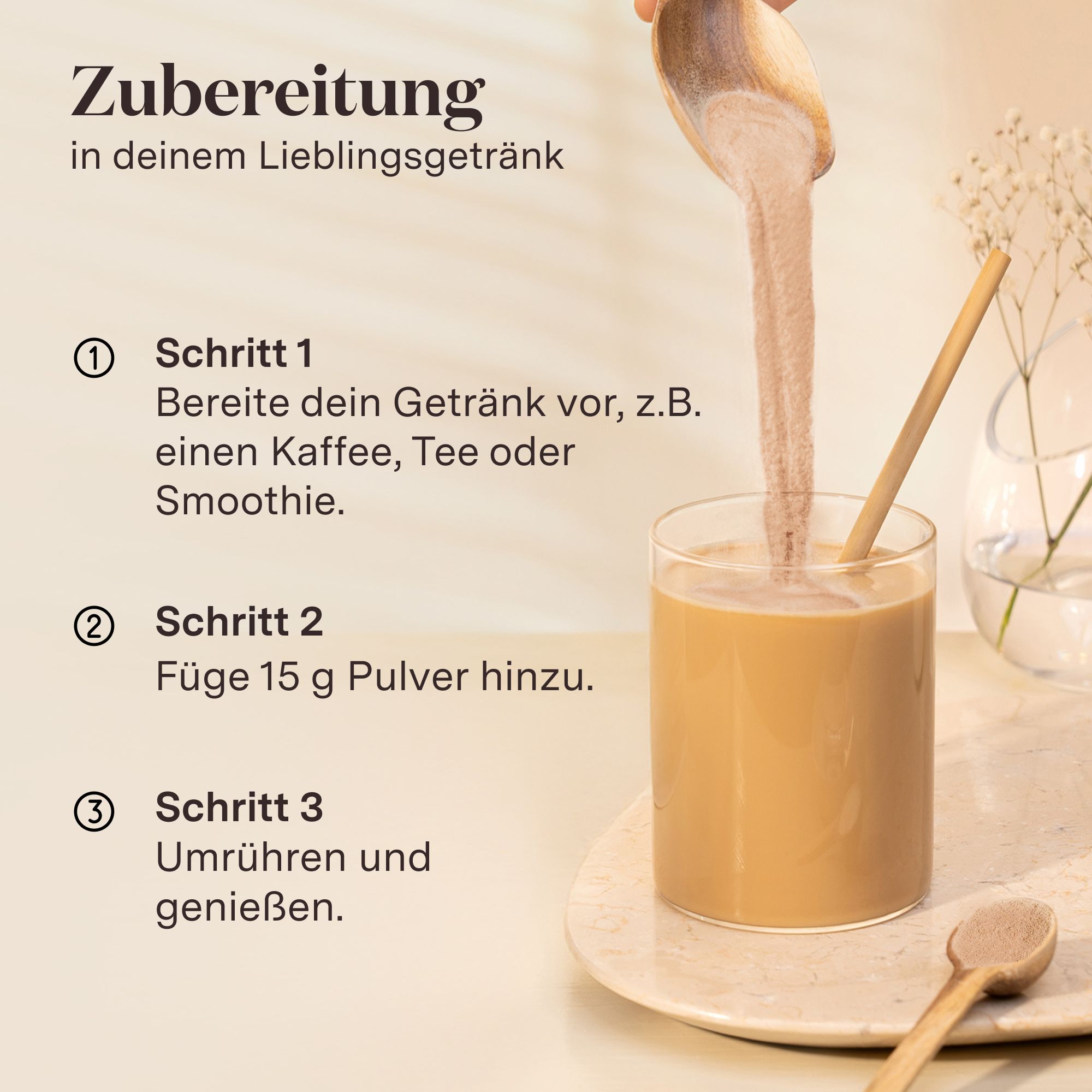 Glas mit Getränk, Löffel mit Pulver. Text: "Zubereitung in deinem Lieblingsgetränk". Schritte: Getränk vorbereiten, 15g Pulver hinzufügen, umrühren.