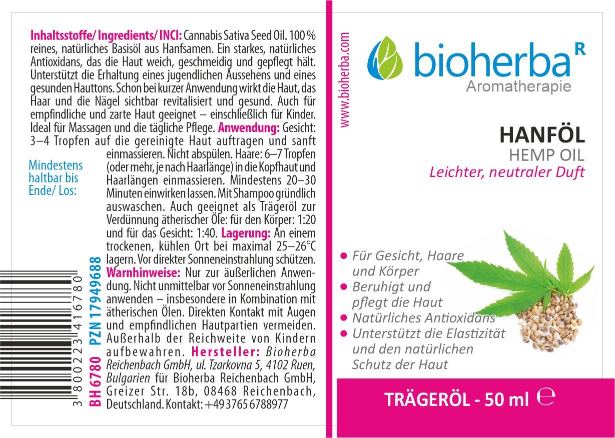 Etikett mit Produktinformationen. Text: Bioherba Hanföl, Cannabis Sativa Seed Oil. Enthält Hanfsamen-Illustration und Text.