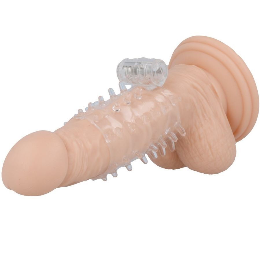 Beigefarbener Penis mit transparentem Manschettenaufsatz und Vibrationsring. Oberfläche mit Noppen und Erhebungen.