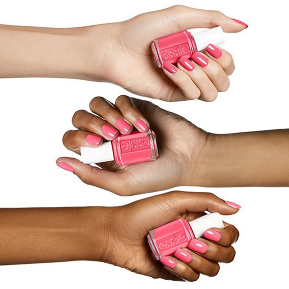 Drei Hände mit verschiedenen Hauttönen halten Essie Nagellackflaschen in Cute As A Button.