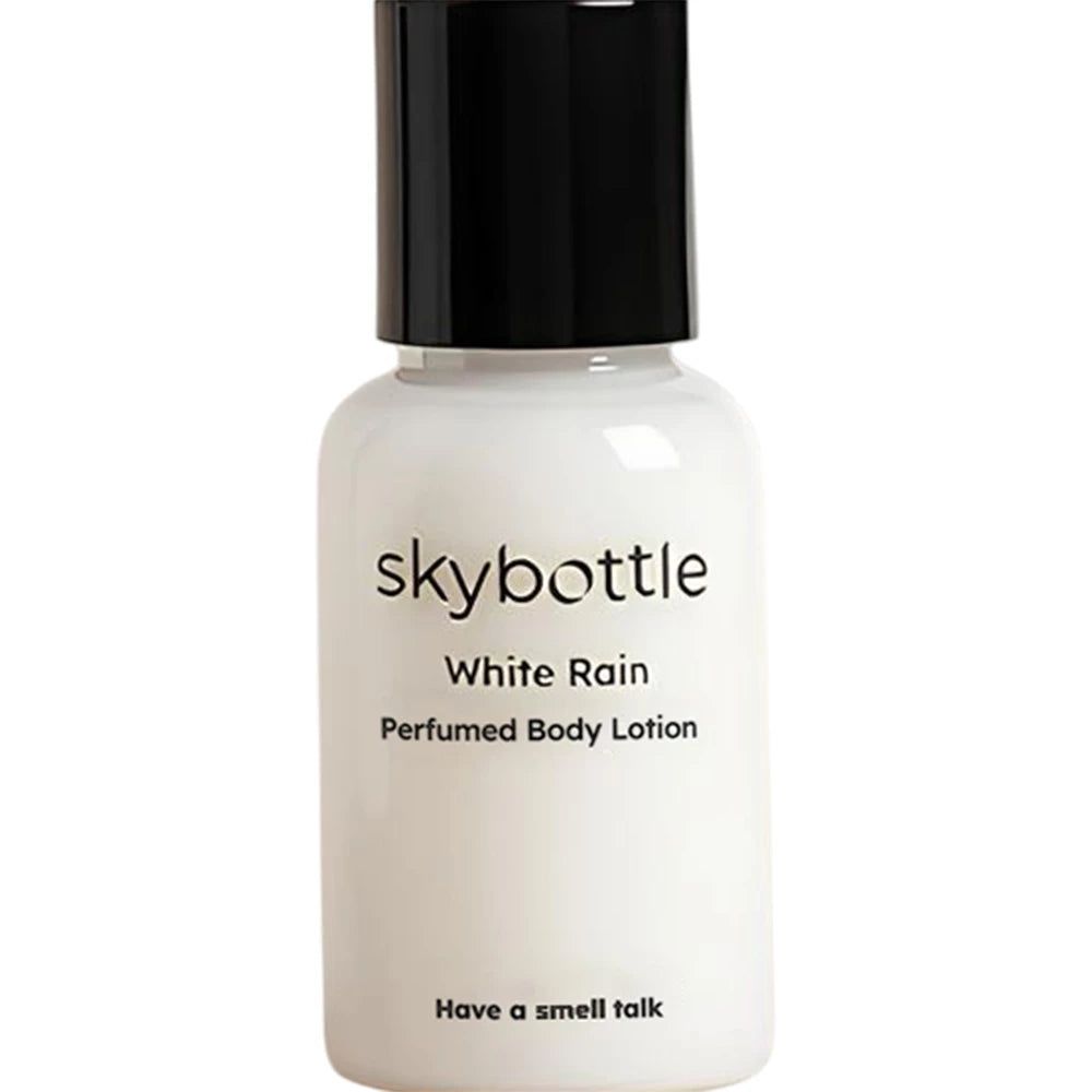 Weiße Flasche mit schwarzem Deckel. Aufschrift: SKYBOTTLE White Rain Parfümierte Körperlotion.