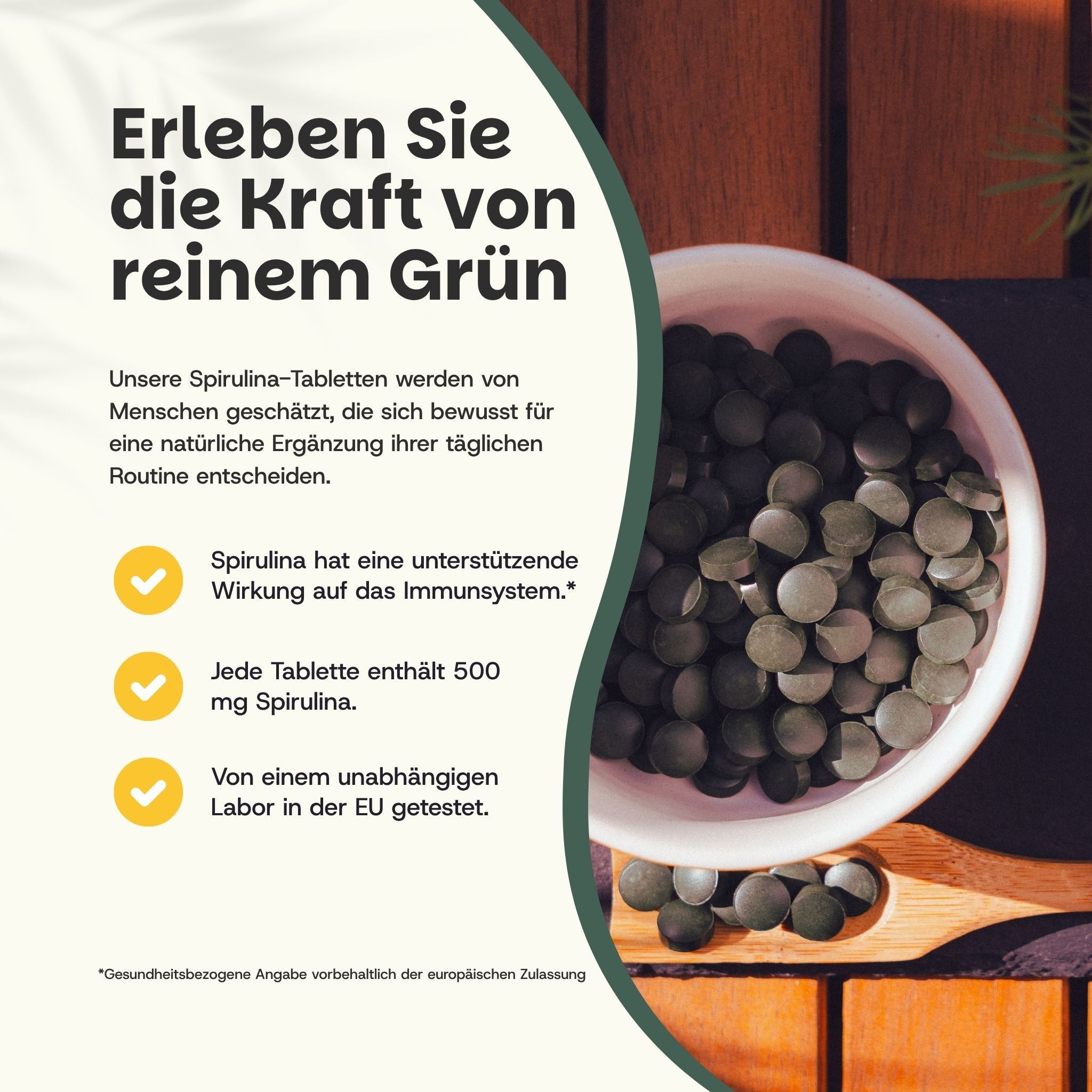 Grüne Spirulina-Tabletten in einer weißen Schale, daneben liegen einige Tabletten.