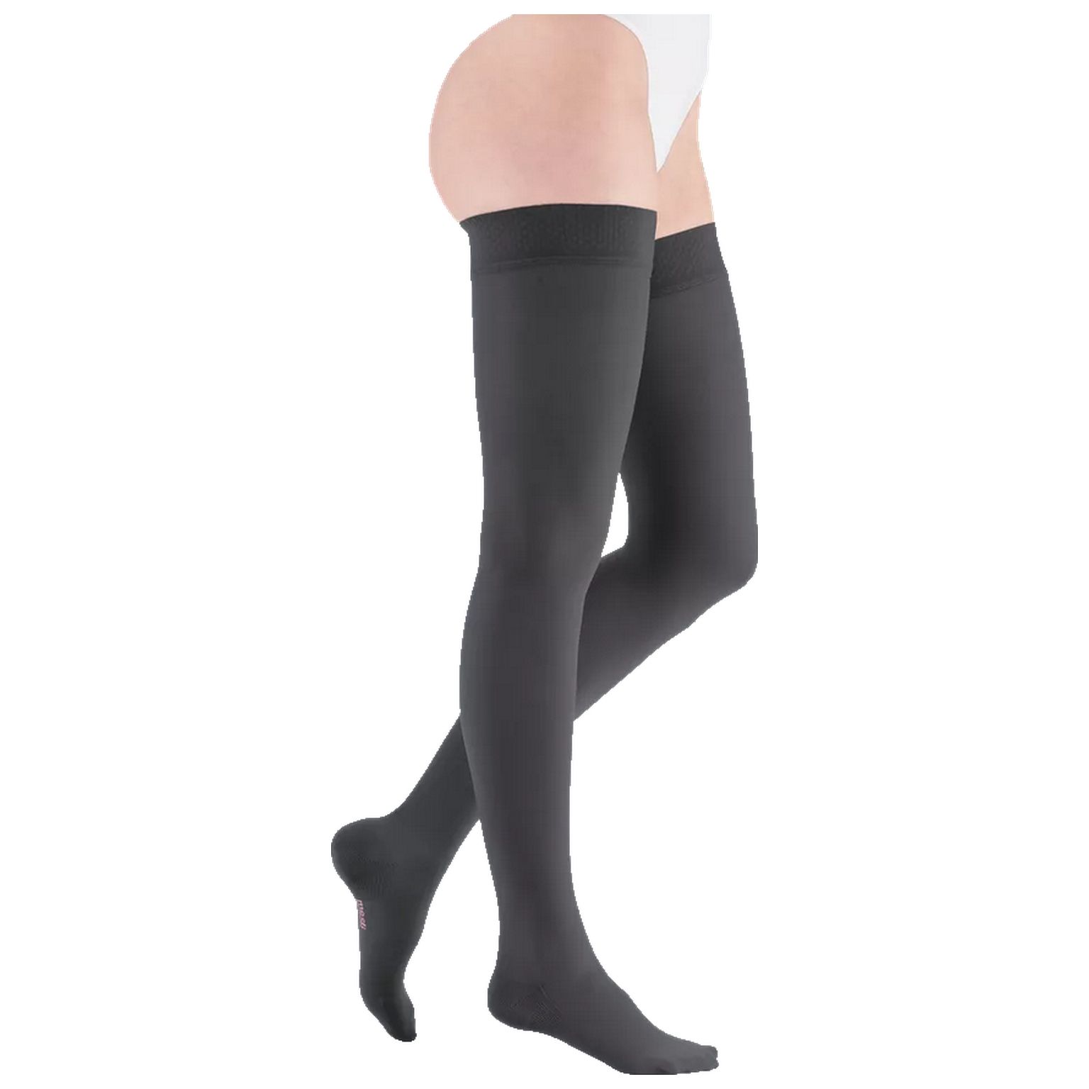 Beine mit schwarzen Kompressionsstrümpfen. Oberschenkelstrümpfe mit Trikotabschlussrand.