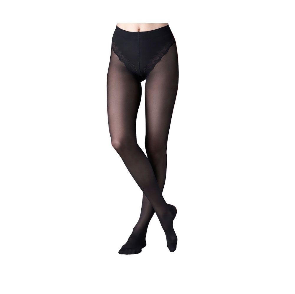 Schwarze Strumpfhose. Blick von vorne, Beine gekreuzt. Spitze am Bund sichtbar.