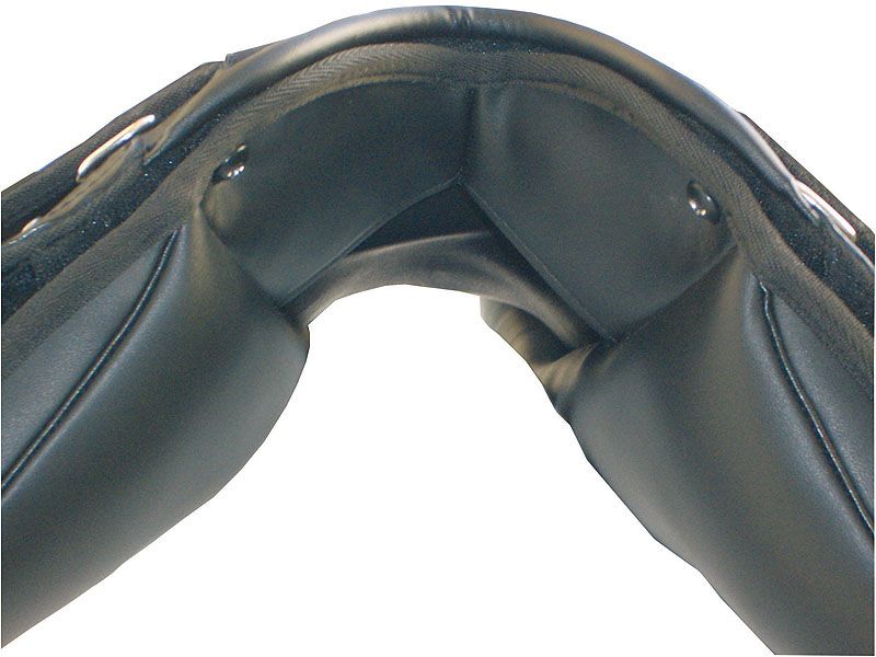 Schwarzer Sattel, Detailansicht der Polsterung und des Kopfeisens. Lederoptik, genietete Details.