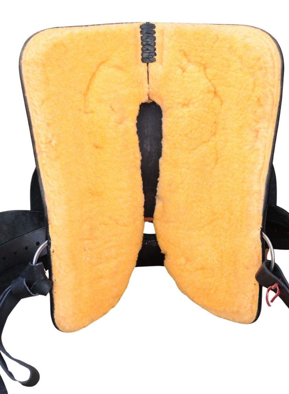 Unterseite eines Westernsattels. Gelbe Polsterung mit schwarzem Leder.
