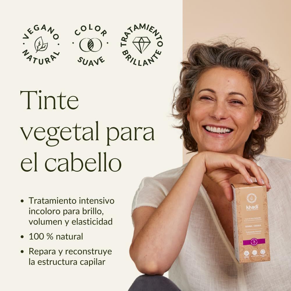 Frau mit Produktverpackung. Text: Tinte vegetal para el cabello. Logos: Vegan, Color Suave, Tratamiento Brillante.