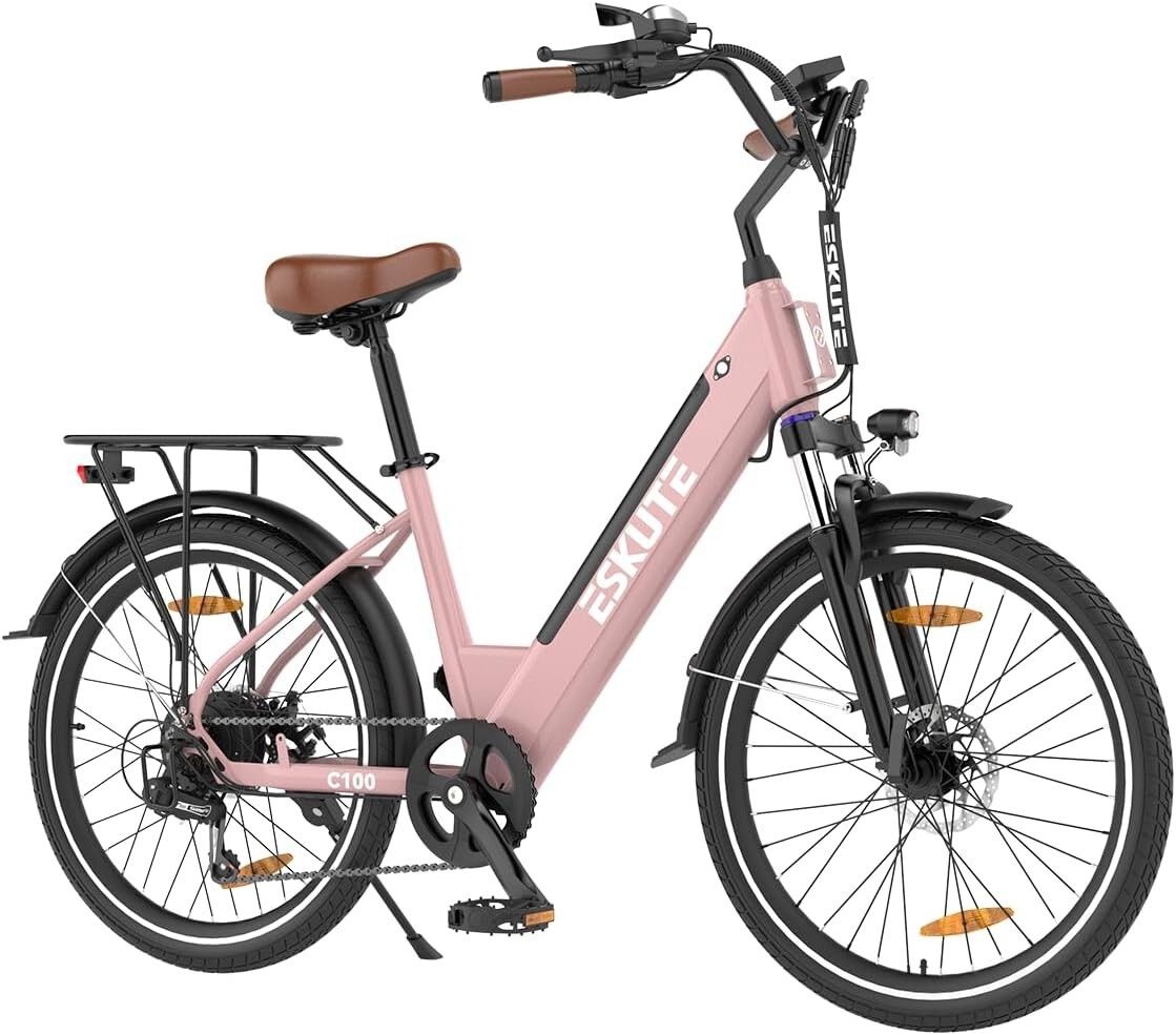 Rosa Elektrofahrrad mit braunem Sattel und Lenkergriffen. Gepäckträger hinten. Schwarze Schutzbleche und Reifen. Marke ESKUTE.