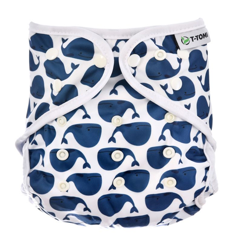 Weiße Stoffwindel mit blauem Walmuster. Mit Druckknöpfen und T-TOMI-Logo. Außen weiß, innen blau. Waschbar.